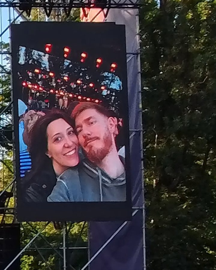 Progresja: a guest photo on the side screen of the stage, close up