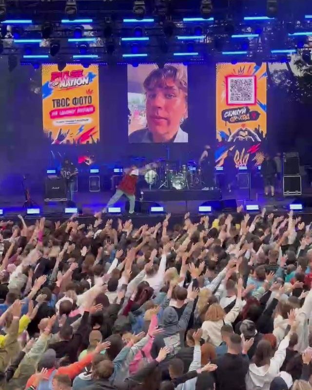 Pulse of Nation: a guest photo on the LED above the stage, the crowd with hands up