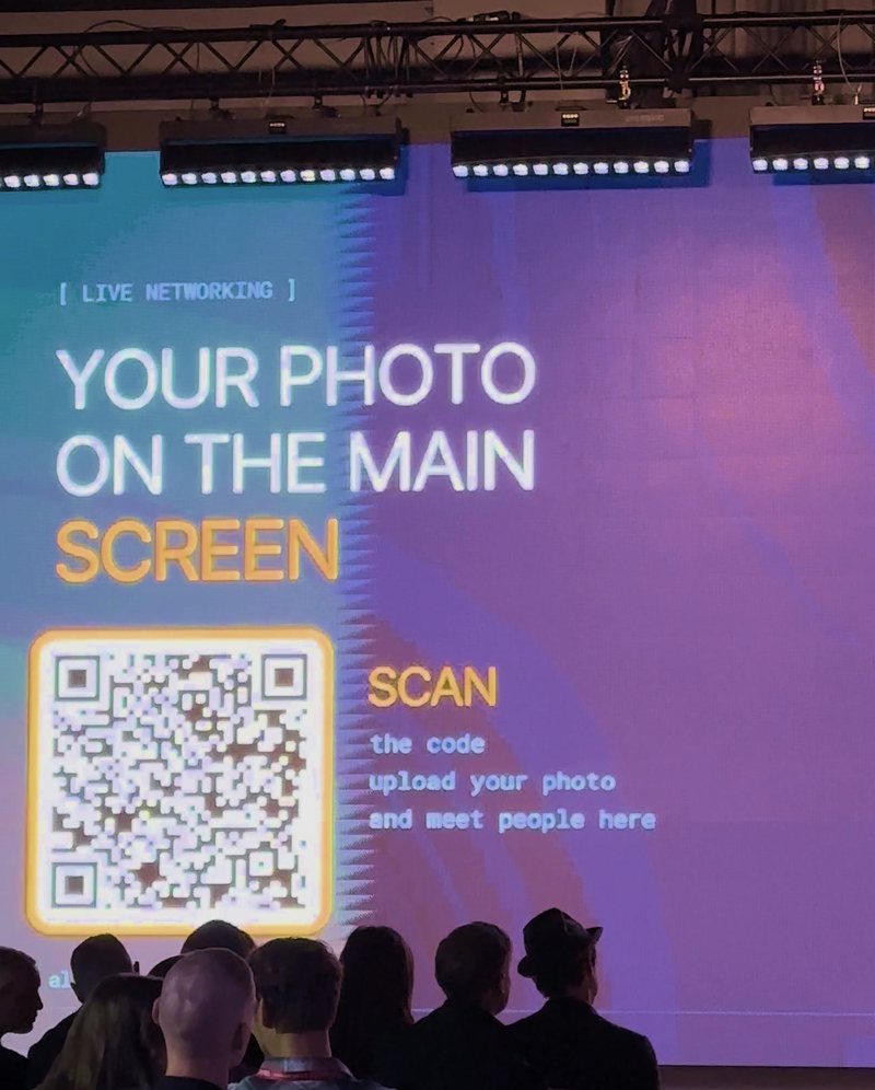 Tech Race Summit, Warsaw: the instruction and the QR for the networking screen on the main LED, the audience below